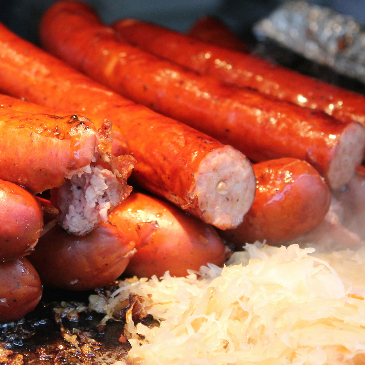 Schaustellerbetrieb Erni & Renate Fichna, Dortmund - Grosser Vollimbiss - Leckere Grillwurst, Thüringer, Krakauer, Käse Schinken Krakauer, Currywurst - Gastronomie, Imbiss, Grill, Burger, Hot Dogs, Pommes Frites und Fischspezialitäten. Lizenzfrei: Foto von Rich Smith auf Unsplash.com