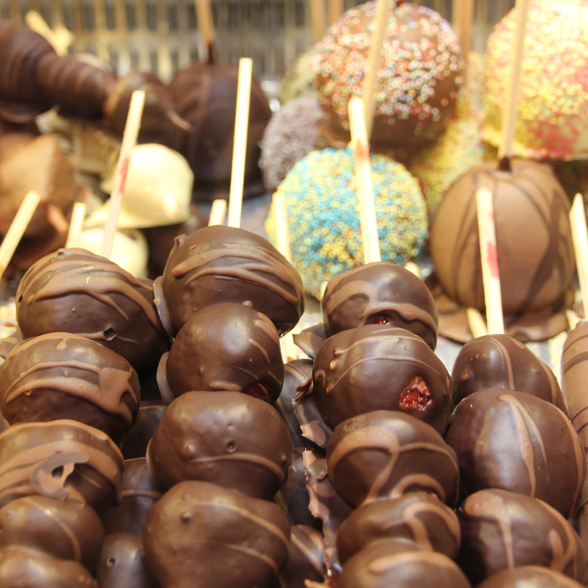 Schaustellerbetrieb Erni & Renate Fichna, Dortmund - S&uuml;&szlig;warenstand Zuckerh&auml;s´le - Mit k&ouml;stlicher Schokolade &uuml;berzogene Fr&uuml;chte - Gastronomie, Kirmes, Volksfest, Dortmunder Weihnachtsmarkt