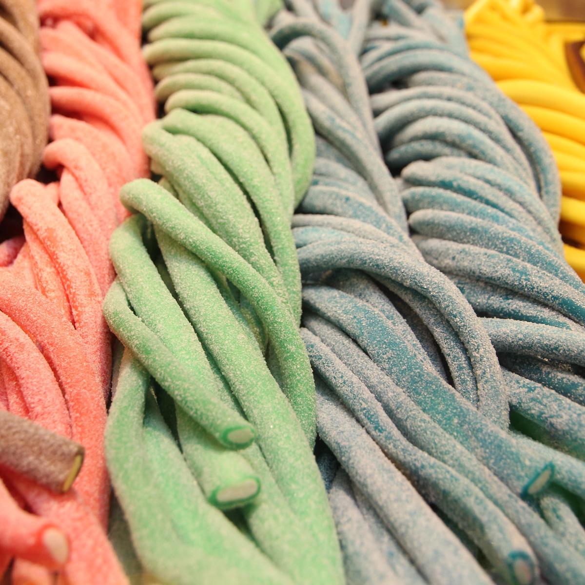 Schaustellerbetrieb Erni & Renate Fichna, Dortmund - S&uuml;&szlig;warenstand Zuckerh&auml;s´le - Popcorn, frische Zuckerwatte und Weingummi - Gastronomie, Kirmes, Volksfest, Dortmunder Weihnachtsmarkt