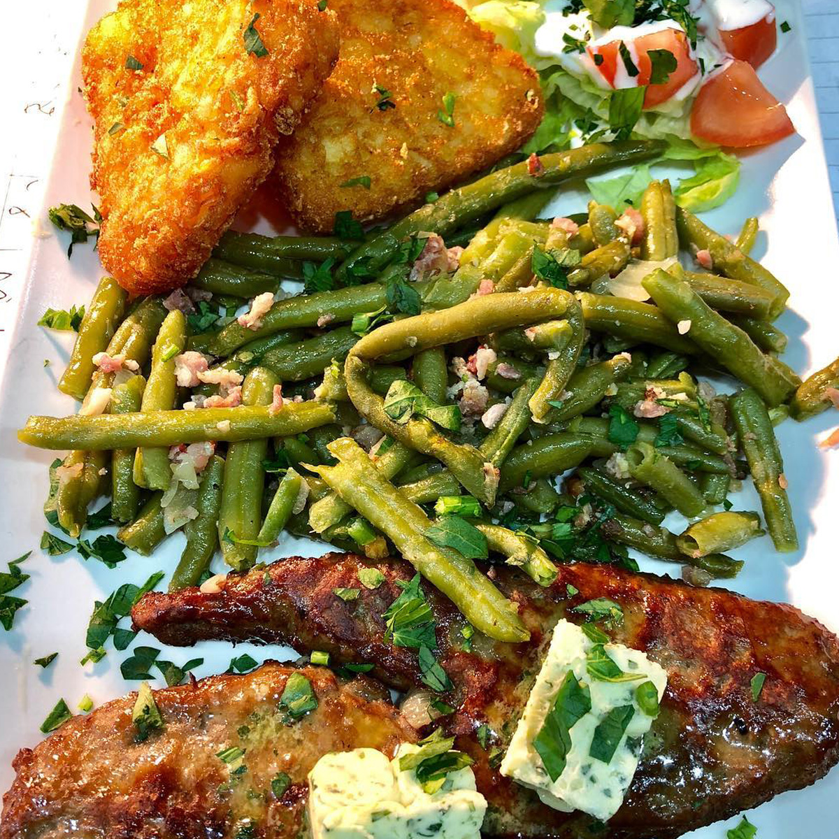 Schaustellerbetrieb Kleuser Fichna, Dortmund - Gastronomie mit den Bereichen Imbiss, Süßwaren, Gebrannte Mandeln und Ausschank. Lizenz AdobeStock 637191821